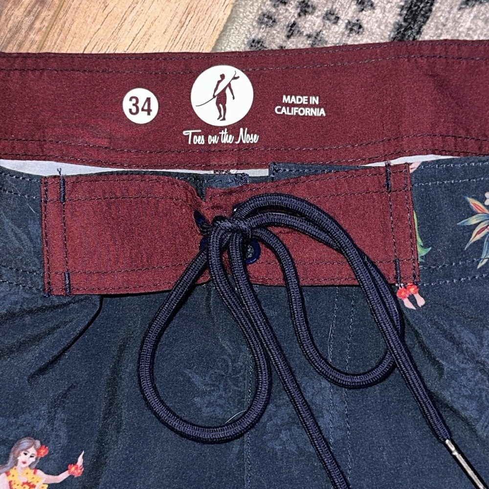 Men’s near new Toes on the Nose Hula girl board shorts. Size 34” W. - Picture 2 of 4